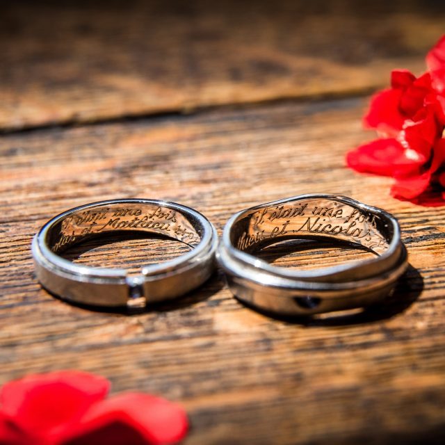 Les alliances… deux cercles, un symbole fort, un instant chargé d’émotion et de promesses. 💍✨

#Alliances #DétailsDuMariage #Symboles #Engagement #PhotographeDeMariage #InstantsPrécieux #MariageAuthentique