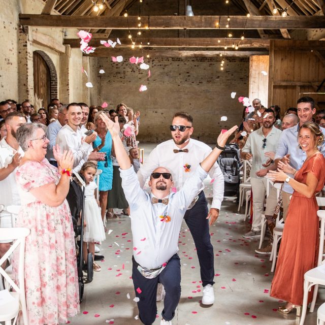 "Quand les témoins débarquent à la cérémonie laïque comme s’ils entraient sur une scène… impossible de ne pas sourire 😎🔥 Ambiance lancée !"

#TémoinsEnFolie #CérémonieLaïque #EntréeDeDingue #MariageFun #WeddingVibes #AmbianceDeFolie #FousRires #PhotographeDeMariage #InstantsVrais #TeamTémoins