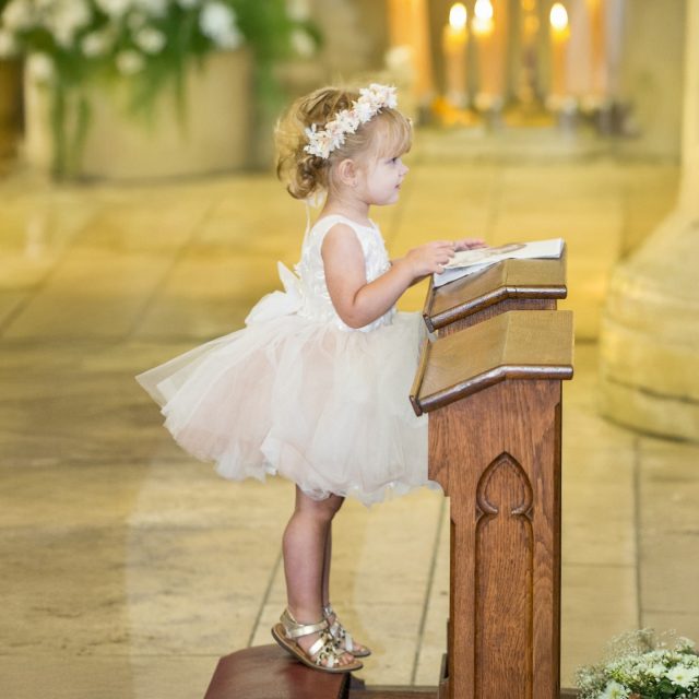 "À l’église, chaque regard, chaque geste, chaque émotion rappelle combien ces instants sont précieux et méritent d’être immortalisés." ✨

#MariageÉglise #InstantsPrécieux #MomentsÀImmortaliser #PhotographeDeMariage #ÉmotionsVraies #CérémonieReligieuse #SouvenirsPourLaVie #WeddingMoments #JourJ