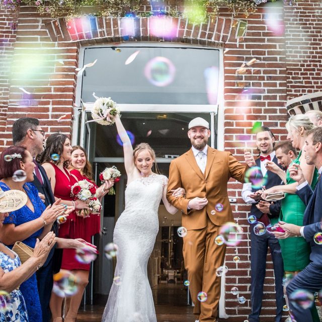 "La sortie de mairie, ce moment explosif où les sourires éclatent, les regards brillent et la joie envahit tout." ✨🤍

#SortieDeMairie #MariésHeureux #JustMarried #MomentsVrais #Émotions #PhotographeDeMariage #InstantsMagiques #SouvenirsPourLaVie #WeddingDay #MariageCivil