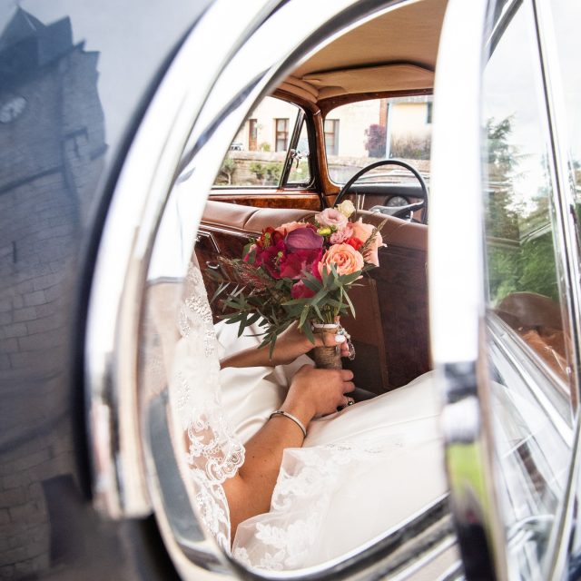 "L’arrivée de la mariée devant l’église… ce moment suspendu où tout retient son souffle, juste avant que les regards ne la découvrent." ✨🤍

#ArrivéeDeLaMariée #MomentSuspendu #MariageÉglise #Émotions #InstantMagique #PhotographeDeMariage #AvantLaCérémonie #WeddingVibes #SouvenirsPrécieux #Mariée