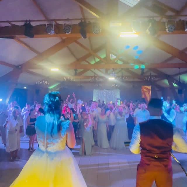 “Une soirée de folie : des mariés canon, du CO₂, de la fumée, une ambiance de dinguerie… clairement une piste de danse en feu !” 💨🎉

#SoiréeDeMariage #AmbianceDeFolie #MariésCanon #Dancefloor #EffetCO2
