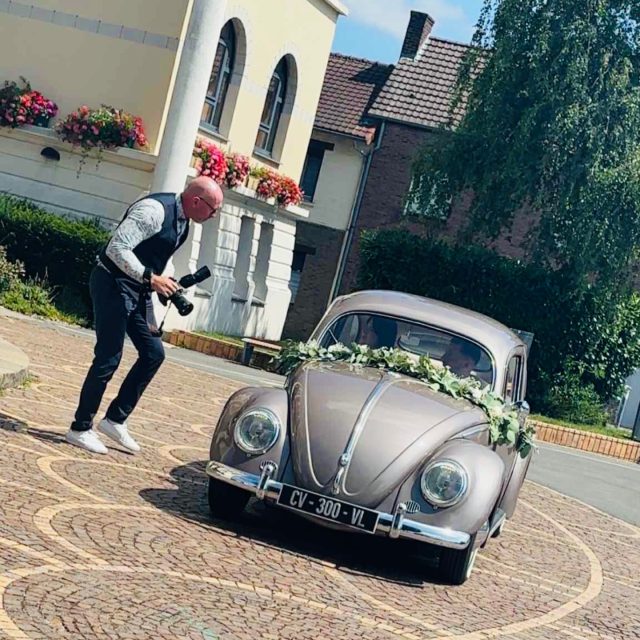 Être photographe de mariage, ce n’est pas seulement savoir manier un appareil ou maîtriser la lumière.

C’est aussi savoir être là, au bon moment, de la bonne manière.
Présent sans être envahissant.
À l’écoute des doutes, des envies, parfois des peurs.
Rassurer quand le stress monte.
Conseiller avec bienveillance.
Observer ces détails que peu remarquent.
Et surtout… capturer des émotions vraies.

Le photographe devient souvent un repère dans cette journée intense.
Témoin des regards, des silences, des larmes, des éclats de rire.

Une présence humaine avant d’être artistique.

Être proche de ses mariés, les écouter et les accompagner…
C’est ça aussi, être photographe 🤍📷

#PhotographeDeMariage #PrésenceHumaine #ÉmotionsVraies #InstantsPrécieux #MariageAuthentique