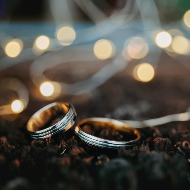 "Profiter des préparatifs pour réaliser une mise en scène autour des alliances… jouer avec la lumière, les textures et les détails pour sublimer ce symbole si fort." ✨💍

#Alliances #PréparatifsMariage #DétailsQuiComptent #PhotoCréative #PhotographeDeMariage #InstantSymbolique #WeddingDetails #JeuDeLumière #MariageÉlégant #SouvenirsPrécieux