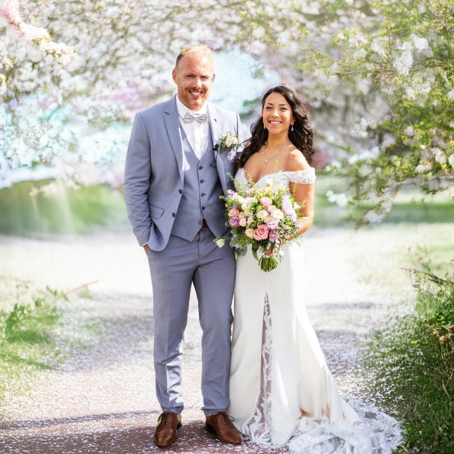 "Les photos de couple, ce sont ces instants précieux où les mariés se retrouvent. Un couple ravissant, des regards complices et des sourires qui racontent toute la beauté de leur journée." 💑📸✨

#PhotosDeCouple #CoupleRavissant #InstantsPrécieux #PhotographeDeMariage #SouriresComplices #ÉmotionsVraies #SouvenirsInoubliables #MariésHeureux #MomentÀDeux #MariageAuthentique