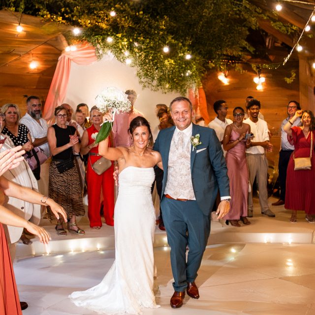 L’entrée des mariés en salle marque le début de la soirée… ✨🎉
Les applaudissements résonnent, les sourires s’illuminent et l’ambiance monte d’un cran. La fête peut enfin commencer, et quelle fête ! 🥂💃🕺
#EntréeDesMariés #LaFêteCommence #AmbianceMariage #PhotographeDeMariage #MomentsFestifs