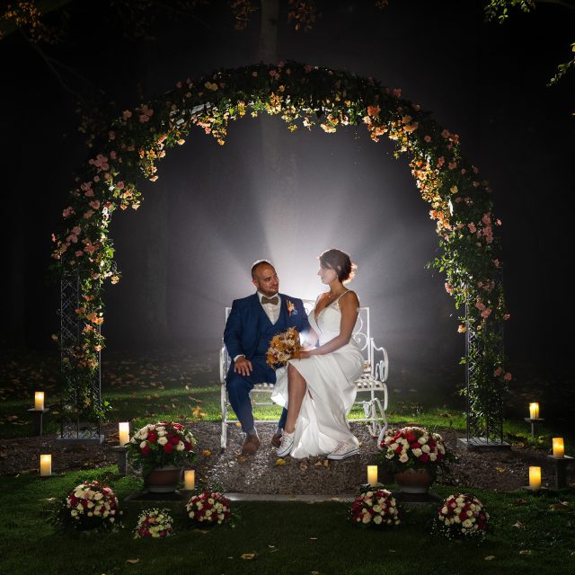 La séance photo de nuit, c’est ce moment dans la soirée où les mariés se retrouvent enfin. ✨
Quelques minutes loin de l’agitation, juste pour profiter l’un de l’autre, respirer et savourer cette journée qui passe toujours trop vite.
#PhotoDeNuit #SéanceDeNuit #MomentÀDeux #MariésHeureux #PhotographeDeMariage