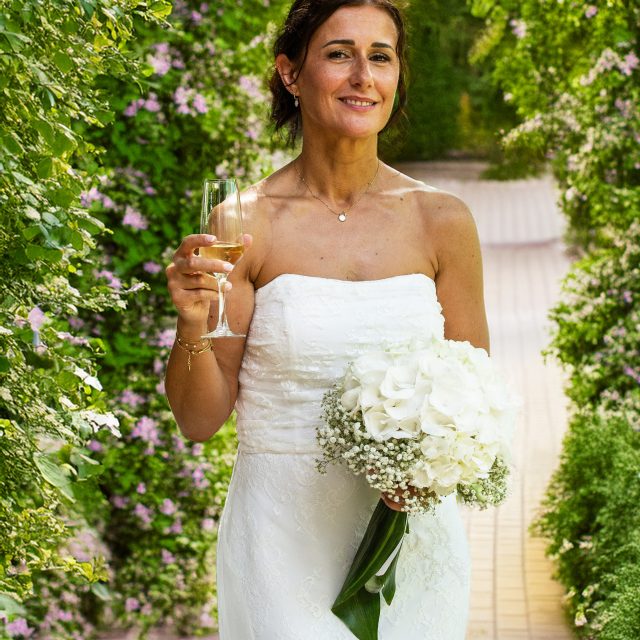 Après la cérémonie, place au vin d’honneur ! 🥂✨
Un moment de détente et de lâcher-prise pour les mariés, qui peuvent enfin profiter de leurs proches. C’est aussi un de mes moments préférés pour capturer des images naturelles, des sourires sincères, des éclats de rire et toute l’ambiance de cette belle journée.
#VinDHonneur #LâcherPrise #PhotosNaturelles #PhotographeDeMariage #MomentsVrais
