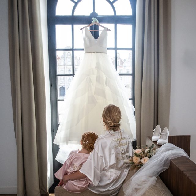Il y a des moments qui me touchent à chaque mariage… 🤍
Les préparatifs d’une maman avec sa fille font partie de ceux-là. Entre un regard, un sourire, une étreinte ou un geste tendre, tout se passe naturellement. Des instants de douceur, simples et sincères, que j’aime profondément capturer.
C’est aussi pour vivre ces émotions que j’aime autant mon métier de photographe. 📸✨
#PréparatifsMariée #MèreEtFille #MomentsDeDouceur #ÉmotionsVraies #PhotographeDeMariage
