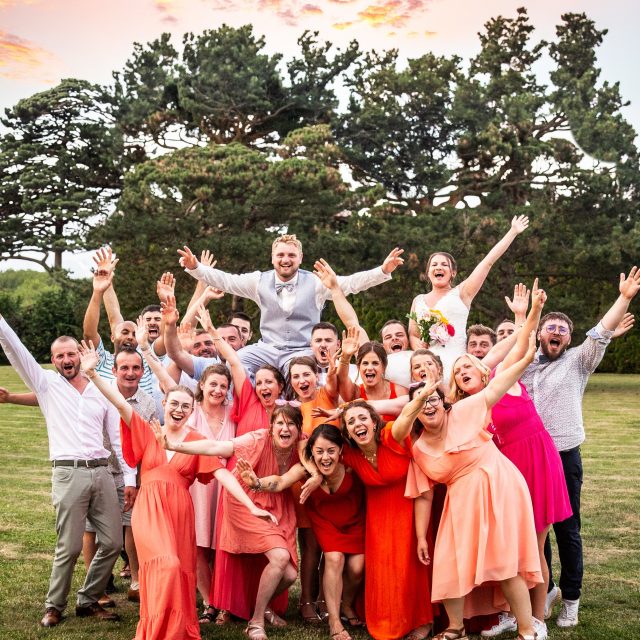 Les photos de groupe ne sont pas obligées d’être classiques ! 😄
Avec les témoins et les amis, c’est le moment de se lâcher, de laisser place à la spontanéité et aux fous rires. Ce sont souvent ces instants décalés qui donnent les souvenirs les plus marquants et les photos les plus originales.
#PhotosDeGroupe #Témoins #Amis #PhotosOriginales #FousRires