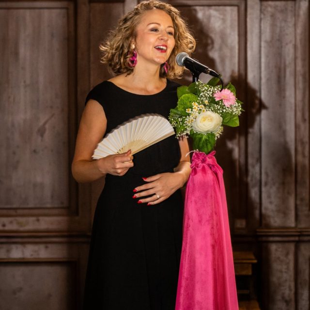 Ce samedi, j’ai eu le plaisir de faire la rencontre de Luna Bémol & Co, un duo de chanteuses talentueuses. 🎶
Leurs voix ont accompagné la cérémonie religieuse avec beaucoup de douceur et d’émotion. Chaque chant a apporté une atmosphère unique, touchant les mariés comme leurs invités.
J’aime aussi mon métier pour ces belles rencontres avec des prestataires passionnés, qui contribuent à rendre chaque mariage encore plus mémorable. 📸✨ #LunaBémolEtCo #DuoDeChanteuses #CérémonieReligieuse #ChantLive #MusiqueDeMariage