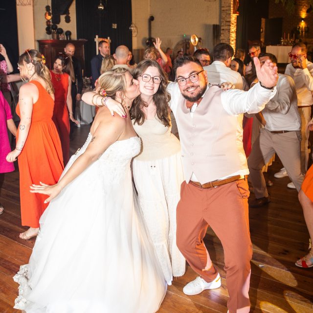 Un mariage pas comme les autres… ❤️
Le tout premier que j’ai eu la chance de partager avec ma fille. Ma grande, à mes côtés, pour vivre cette journée si particulière.
Une immense fierté de la voir découvrir mon univers, partager ma passion et créer ensemble de précieux souvenirs. Il y a des instants qui comptent autant derrière l’objectif que devant.
Un moment gravé dans mon cœur. 🤍📸
#Fierté #PèreEtFille #PassionPartagée #PhotographeDeMariage #MomentsPrécieux