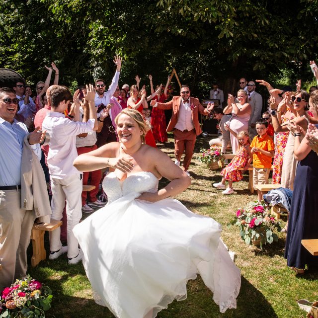 À peine la cérémonie terminée… direction le bar ! 😄🥂
J'adore quand mes mariés cassent les codes et laissent parler leur personnalité. Des idées originales, des moments spontanés et des surprises comme celle-ci, c'est ce qui rend chaque mariage unique.
C'est aussi pour ça que j'aime mon métier : ne jamais vivre deux journées identiques et me laisser surprendre par des mariés qui osent être eux-mêmes. 📸✨
#MariageOriginal #SortieDeCérémonie #LâcherPrise #MariésAuTop #PhotographeDeMariage