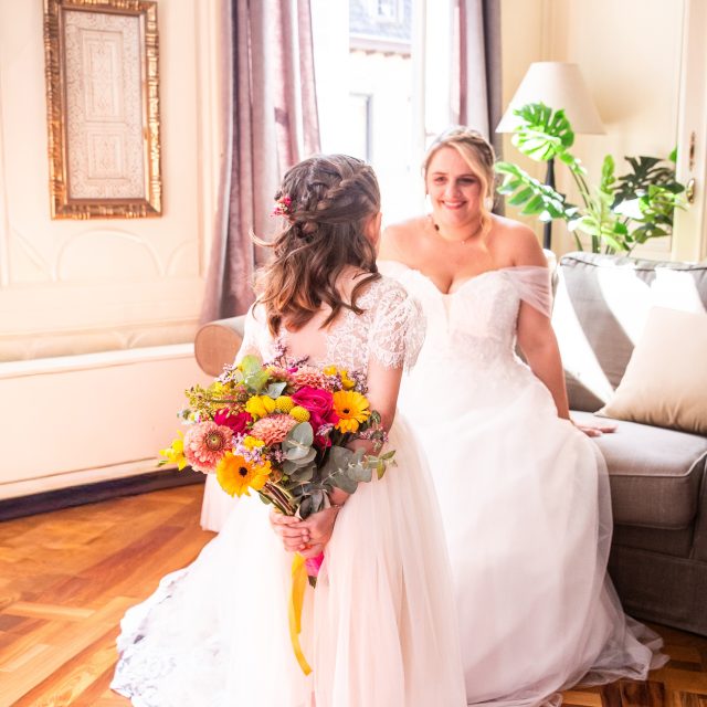 Voilà pourquoi j'aime mon métier de photographe de mariage… 🤍
Être surpris, vivre des instants inattendus, ressentir des émotions sincères et repartir avec des étoiles plein les yeux.
Chaque mariage est une nouvelle histoire, et c'est ce qui rend cette passion si unique. 📸✨
#PhotographeDeMariage #PassionPhoto #Émotions #MomentsAuthentiques #Mariage