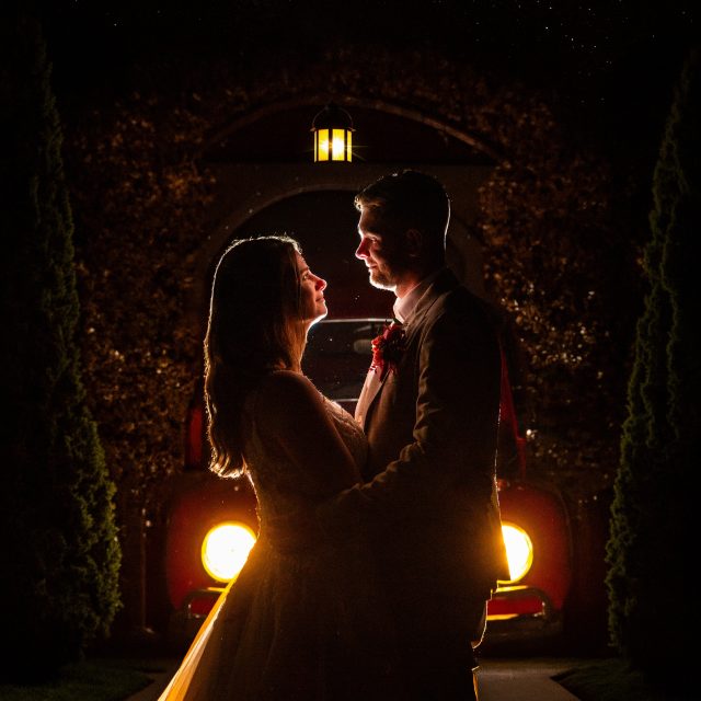 La séance photo de nuit… 🌙✨
Quelques minutes pour s'échapper de la soirée et se retrouver à deux. Accompagnés d'une magnifique Coccinelle, ses phares allumés illuminent la scène et créent une ambiance à la fois romantique et intemporelle.
Des images uniques, pleines de charme, qui viennent clôturer cette journée de la plus belle des façons. 📸
#PhotoDeNuit #CoccinelleVintage #SéanceCouple #PhotographeDeMariage #LumièresNocturnes