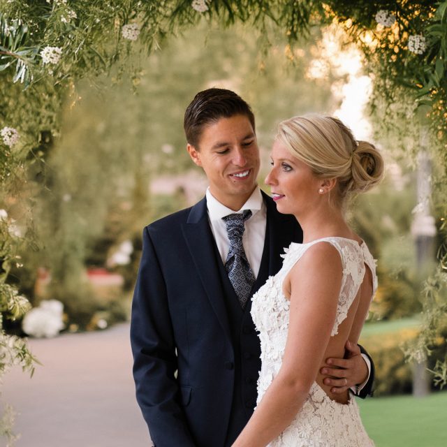 Une petite pause à deux au cœur de cette belle journée… 🤍
Quelques minutes pour souffler, se retrouver et profiter pleinement de l’instant, avant de repartir dans la folie du mariage. 📸✨
#PhotosDeCouple #MomentÀDeux #PhotographeDeMariage #InstantsVrais #Émotions