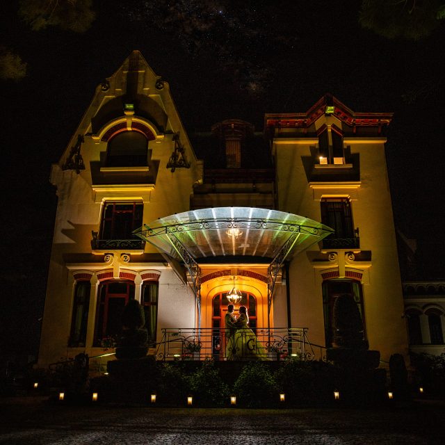 La séance photo de nuit… ce moment tant attendu par les mariés. 🌙✨
Une parenthèse hors du temps au Manoir de Mantille, quelques minutes rien qu’à deux pour créer des images uniques et des souvenirs inoubliables.
Des instants magiques que j’aime tout particulièrement immortaliser. 📸 #PhotoDeNuit #ManoirDeMantille #PhotographeDeMariage #InstantsInoubliables #MomentÀDeux