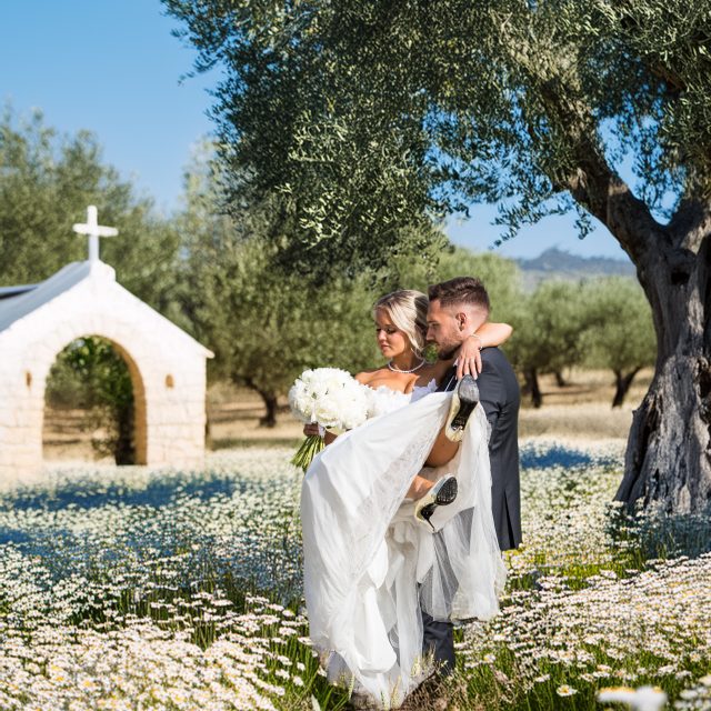 Ces quelques minutes où tout s’arrête… 🤍
Au milieu de cette journée intense, les mariés se retrouvent, se regardent, sourient, parfois avec les yeux remplis d’émotion.
Les photos de couple, ce sont ces instants suspendus que j’aime tant capturer. 📸✨
#PhotosDeCouple #Émotions #PhotographeDeMariage #InstantsSuspendus #MomentsVrais