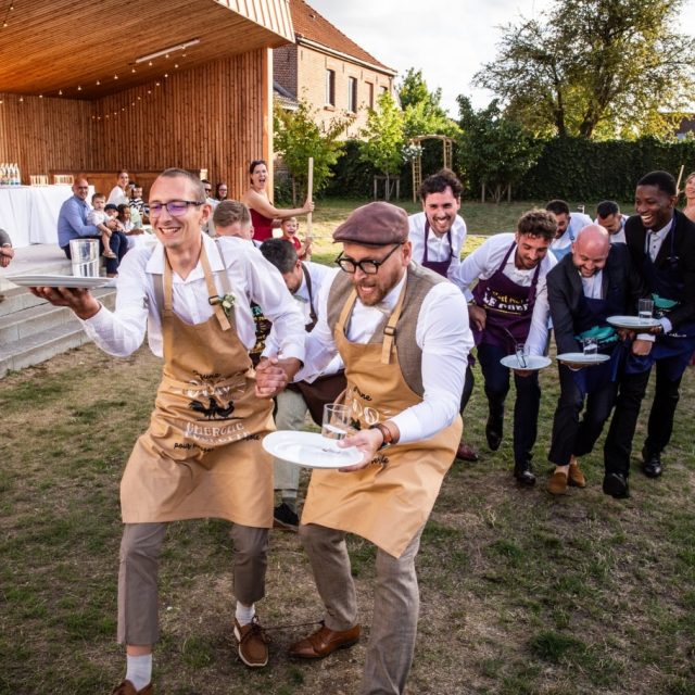 Une animation pleine de folie pour le marié et ses garçons de salle ! 🍾😄
En binôme, ils ont dû avancer sur un parcours pour tenter de remporter une bouteille… entre stratégie, entraide et fous rires, l’ambiance était au rendez-vous !
J’adore aussi accompagner mes mariés dans leurs idées et leurs animations, les conseiller et les aider à créer des moments qui leur ressemblent. Et surtout… être là pour immortaliser toute cette folie ! 📸✨
#AnimationMariage #PhotographeDeMariage #FousRires #MariageOriginal #MomentsAuthentiques
