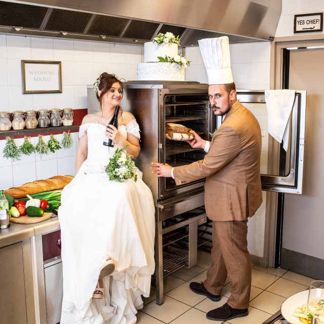 Un sous-chef et une pâtissière… il fallait forcément s’attendre à une photo comme celle-ci ! 👨🍳👩🍳📸
Une petite mise en scène dans leur univers, avec ce mélange de sérieux, de folie et surtout beaucoup de complicité.
J’adore ces moments où mes mariés jouent le jeu à fond et où cette confiance permet de créer des images originales, qui leur ressemblent vraiment.
C’est aussi ça que j’aime dans mon métier : partager leur délire, entrer dans leur univers et créer ensemble des souvenirs uniques. 🤍
#MariageOriginal #PhotographeDeMariage #Complicité #PhotosCréatives #MomentsAuthentiques