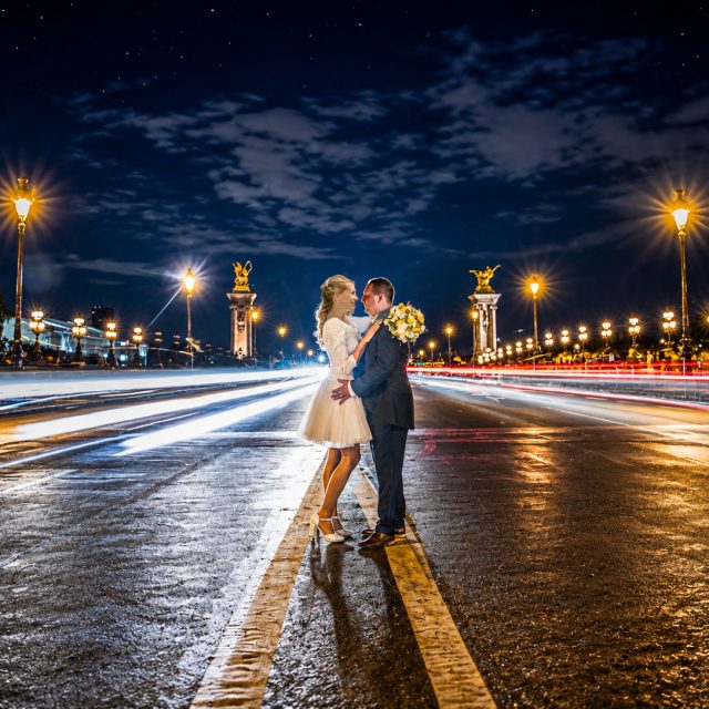 Quand tu lances un petit défi à tes mariés : se placer en plein milieu du pont Alexandre III et ne plus bouger pendant plusieurs secondes… en pleine nuit ! 🌙📸
Un peu de folie, beaucoup de confiance et surtout une belle complicité entre nous pour réussir cette photo.
J’adore quand mes mariés me suivent dans mes idées, même les plus folles… C’est souvent comme ça que naissent les images les plus incroyables ! 🤍✨
#AfterDayParis #PontAlexandreIII #PhotoDeNuit #PhotographeDeMariage #Complicité