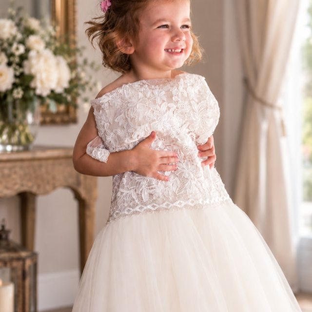 Petite demoiselle d’honneur, mais déjà des étoiles plein les yeux… 🤍✨
Pendant les préparatifs, elle observe la robe, rêve devant chaque détail et s’imagine peut-être déjà, un jour, porter la sienne. 👗
J’adore capturer ces petits instants spontanés, pleins d’innocence et de douceur, qui racontent aussi l’histoire d’un mariage. 📸
#DemoiselleDHonneur #PréparatifsMariée #PhotographeDeMariage #InstantsVrais #Émotions
