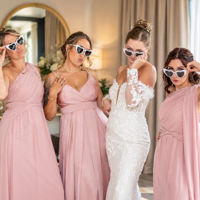 Ça claque la pose ! 😎📸
Les demoiselles d’honneur réunies, un peu de style, beaucoup d’attitude et surtout cette complicité qui fait toute la différence.
Parce que les photos de groupe, c’est aussi l’occasion de se lâcher et d’oser ! 🔥
#DemoisellesDHonneur #ÇaClaque #PhotographeDeMariage #PhotoDeGroupe #LâcherPrise